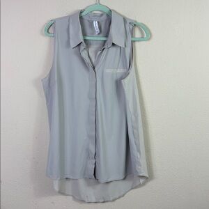 Athleta Urbanite Short Sleeve Button Down Shirt in Grey size Large